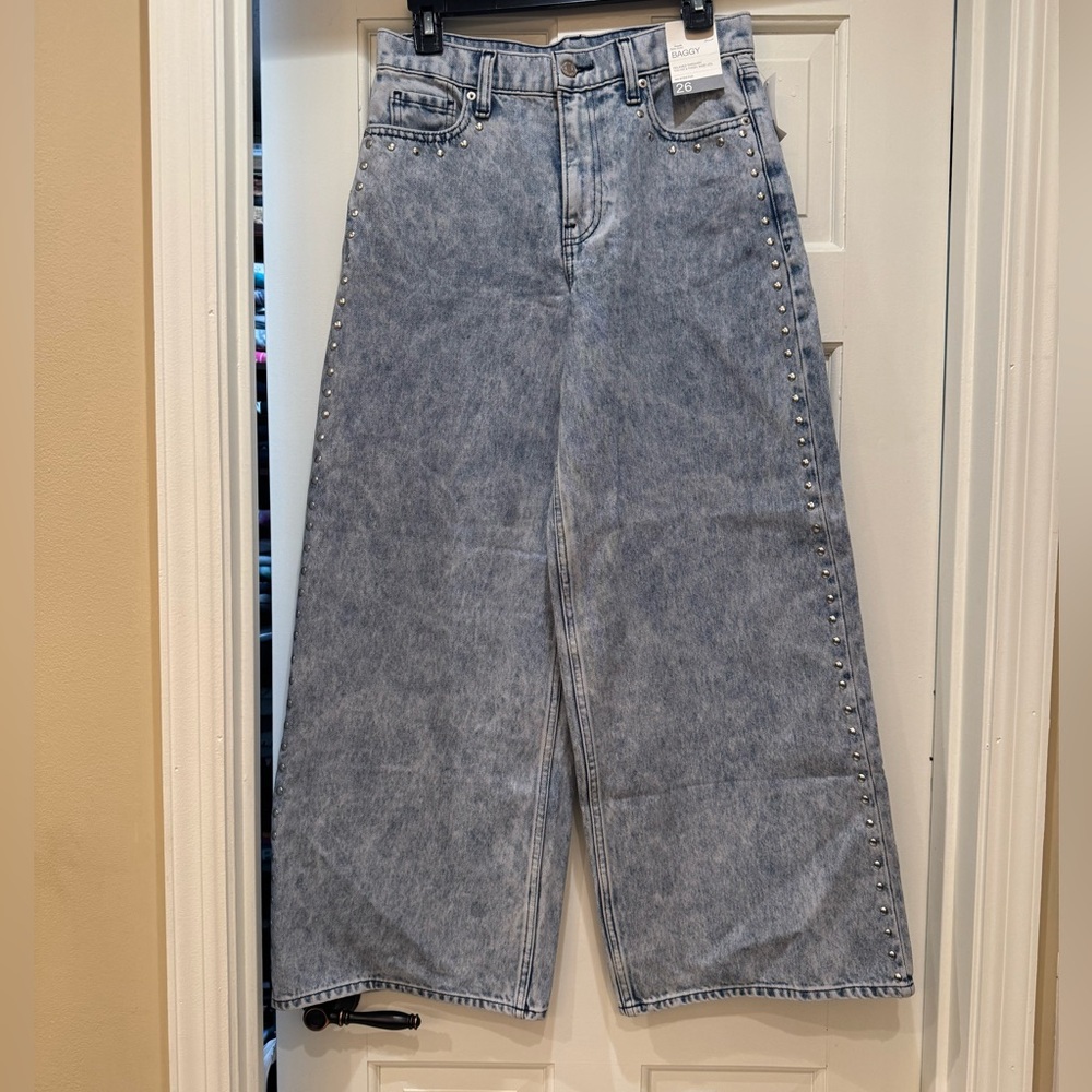 Mid Rise studded old navy jeans size 2, Brand new! With tags
